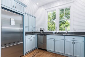 Microwave, dishwasher, coffee/tea maker, toaster - Charming 2 Bedroom near desirable East Beach! Shoals club available (Bald Head Island)