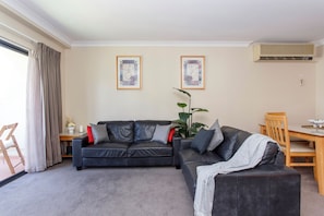Smart TV, books - Mounts Bay Village Apartment - Perth CBD (Perth)