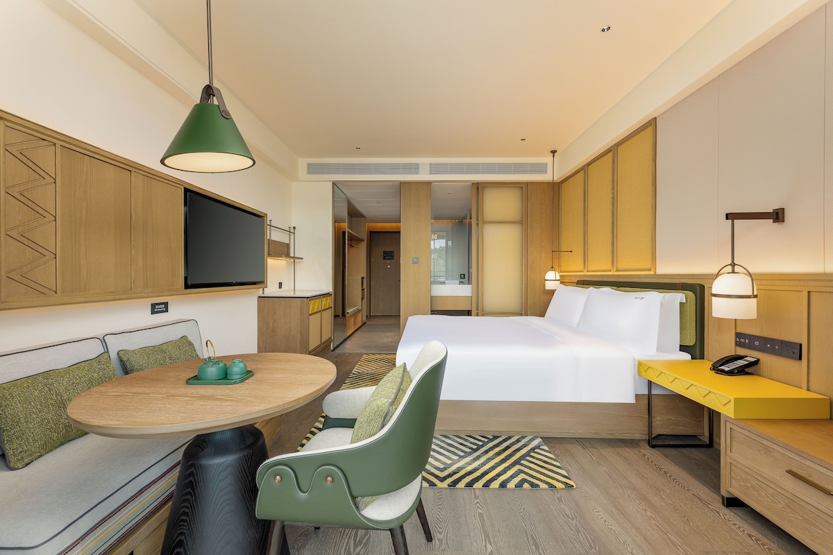 Minibar (some free items), in-room safe, blackout drapes, soundproofing