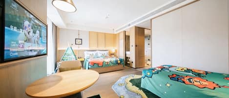 Habitación de hotel con cama, una mesita, televisor y estante en la pared.