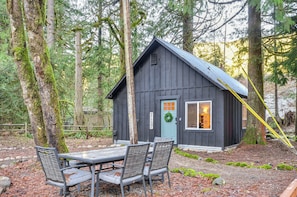 Outdoor dining - Hike, Ski & Explore: Rhododendron Forest Retreat! (Rhododendron)