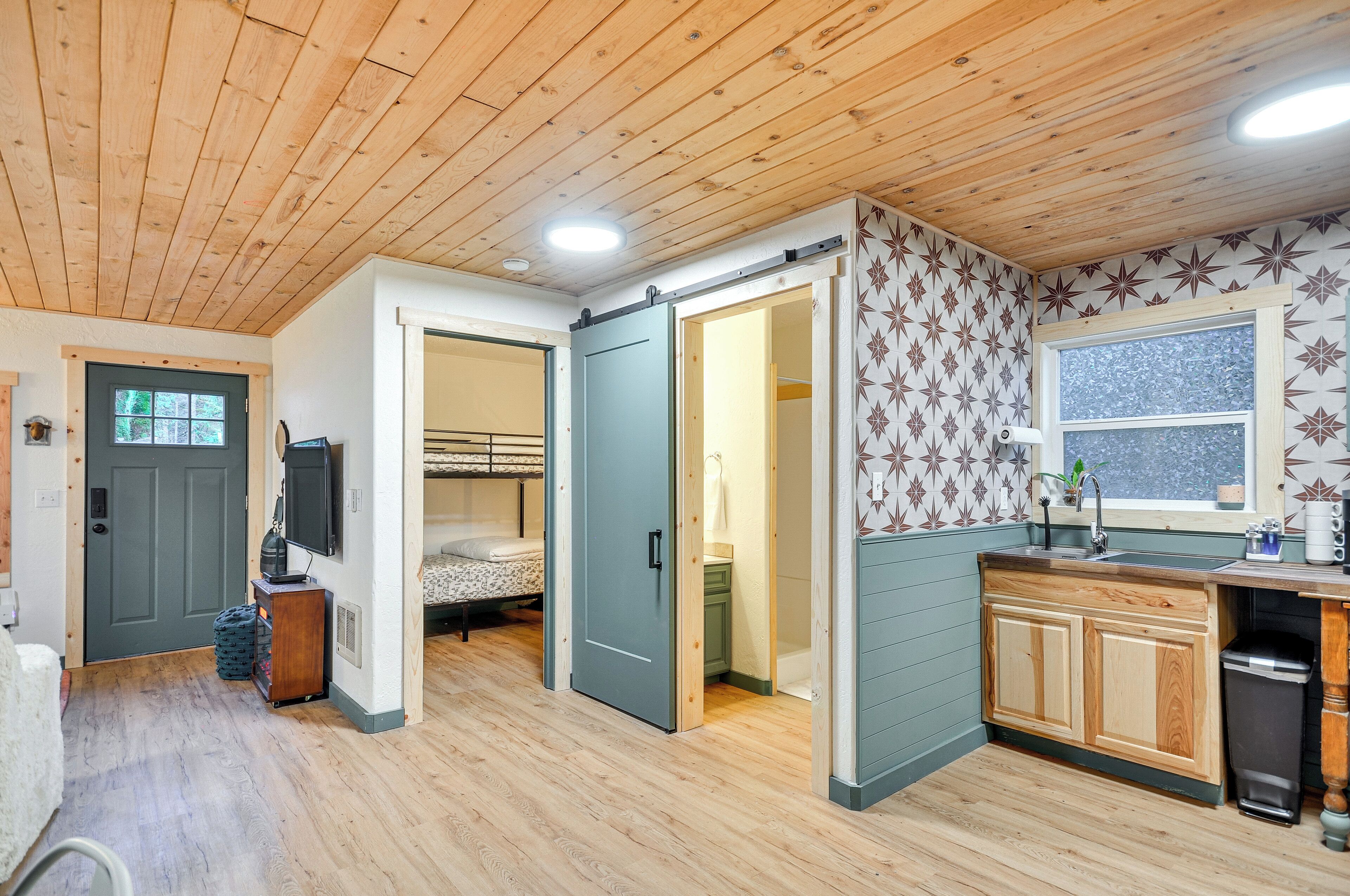 2 bedrooms, travel cot, Internet, bed sheets