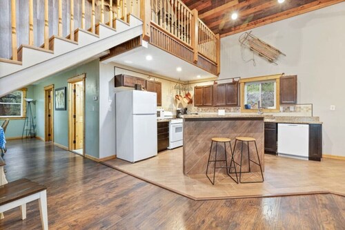 Two Top Stop - Hot Tub • Arcades • Air Hockey • Views • YSNP