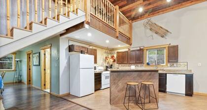 Two Top Stop - Hot Tub • Arcades • Air Hockey • Views • YSNP