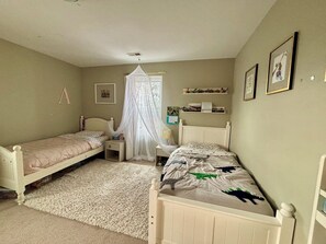 4 bedrooms, iron/ironing board, WiFi, bed sheets