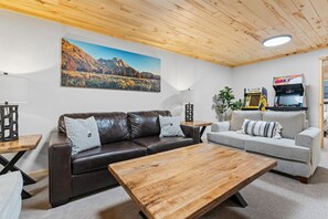 TV connectée, cheminée, jeux vidéo, baby-foot