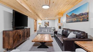 Een smart-tv, een open haard en tafelvoetbal