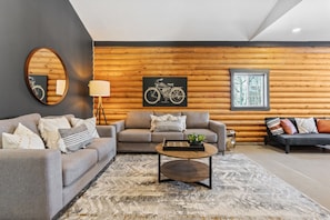 Smart TV, chimenea y futbolito