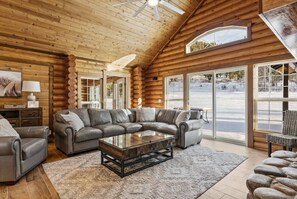 Smart-tv, een open haard en tafelvoetbal