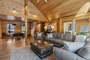 TV connectée, cheminée, jeux vidéo, baby-foot