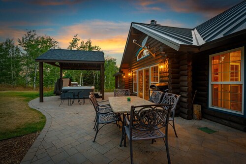 Hidden Pines | Game Room, Hot tub, Mins to Yellowstone, Sleeps 21