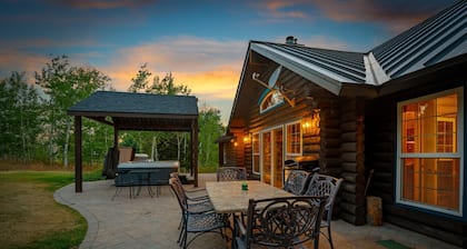 Hidden Pines | Game Room, Hot tub, Mins to Yellowstone, Sleeps 21