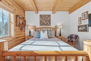 4 slaapkamers, een bureau, een strijkplank/strijkijzer, reisbedje