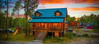 Shooting Star Lodge | Game Room, Yellowstone, Hot Tub, Fire Pit!