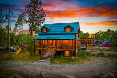 Shooting Star Lodge | Game Room, Yellowstone, Hot Tub, Fire Pit!