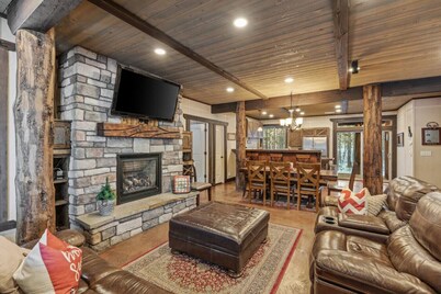 Hot Tub - Game Room - Sleeps 20 - 35mi to Yellowstone