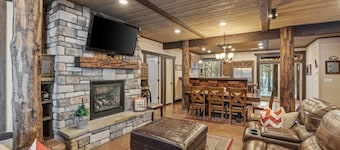 Hot Tub - Game Room - Sleeps 20 - 35mi to Yellowstone