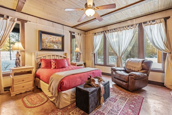 5 bedrooms, desk, travel cot, free WiFi