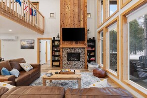 Smart-TV, Kamin, Videospiele, Tischtennisplatte