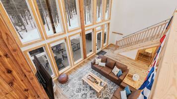 TV connectée, cheminée, jeux vidéo, table de tennis de table