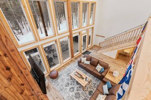 スマートテレビ、暖炉、テレビゲーム、卓球台