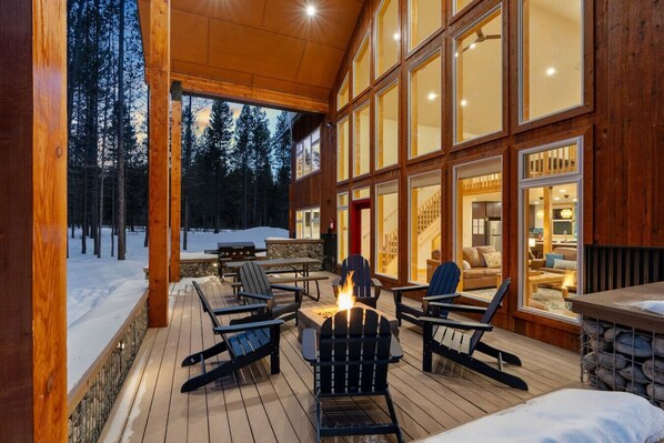 Terrace/patio - Isle Haven | Pickleball-Hot Tub-Theater-Fire Pit (Island Park)