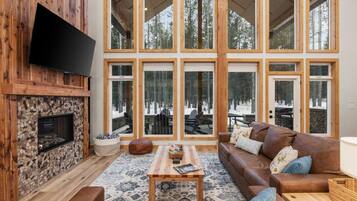 TV connectée, cheminée, jeux vidéo, table de tennis de table