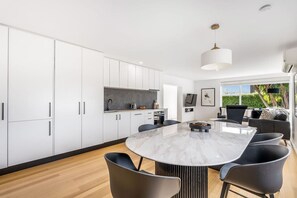 冷蔵庫、電子レンジ、オーブン、コンロ