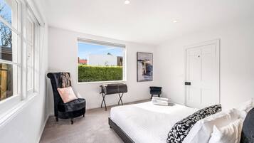 3 bedrooms, desk, iron/ironing board, travel crib