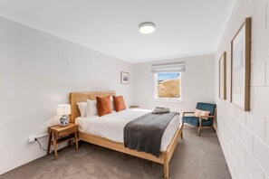 2 dormitorios, escritorio, tabla de planchar con plancha y wifi