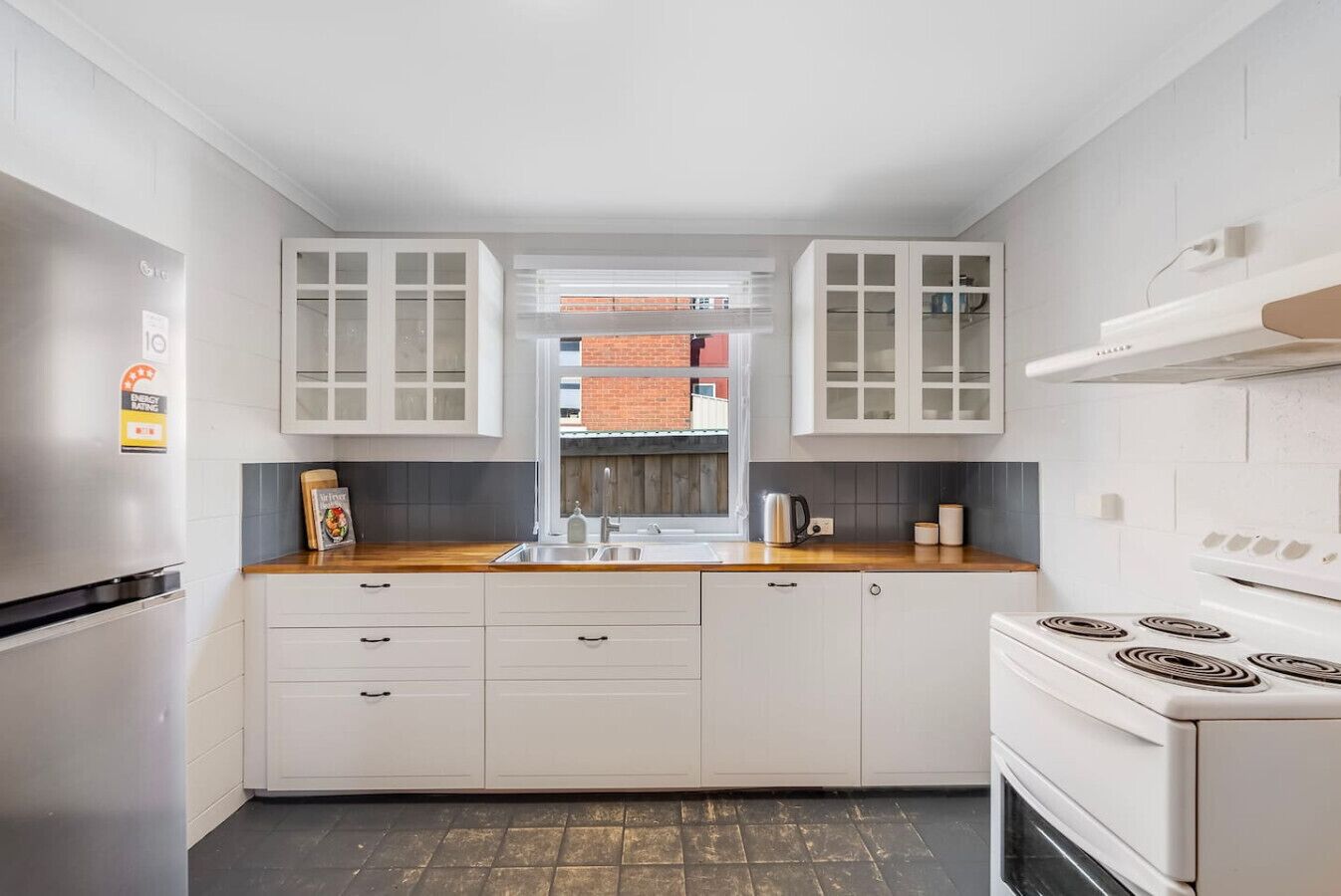 Jääkaappi, mikroaaltouuni, uuni, liesi