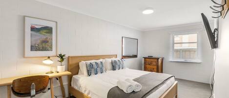 2 habitaciones, escritorio, tabla de planchar con plancha y wifi