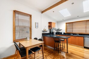 Fridge, microwave, oven, stovetop - Cosy & Private Escape in the Bay (Sandy Bay)
