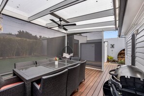 Outdoor dining - Cosy & Private Escape in the Bay (Sandy Bay)
