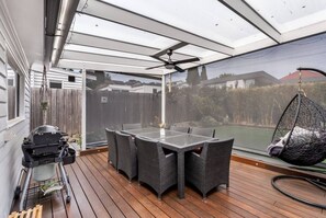 Outdoor dining - Cosy & Private Escape in the Bay (Sandy Bay)