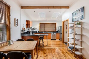 Fridge, microwave, oven, stovetop - Cosy & Private Escape in the Bay (Sandy Bay)