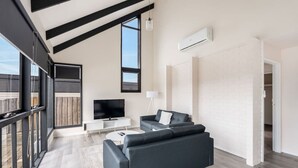 TV, ping pong - Expansive River-View Oasis (Claremont)