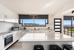 Frigorifero, microonde, forno, piano cottura