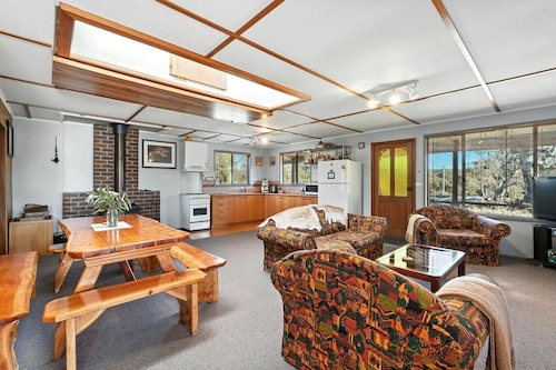 Bull’s Tavern Cabin – Cozy Lakeside Escape in Miena, Tasmania