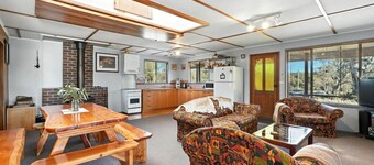 Bull’s Tavern Cabin – Cozy Lakeside Escape in Miena, Tasmania