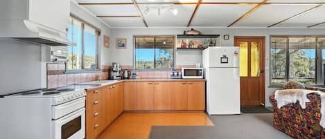 Refrigerador, microondas, horno y parrilla de estufa