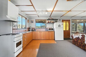 Geladeira, micro-ondas, fogão, cooktop