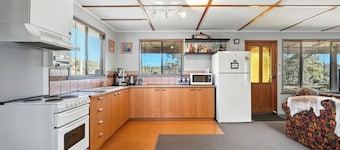 Bull’s Tavern Cabin – Cozy Lakeside Escape in Miena, Tasmania