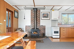 Dining - Bull’s Tavern Cabin – Cozy Lakeside Escape in Miena, Tasmania (Miena)