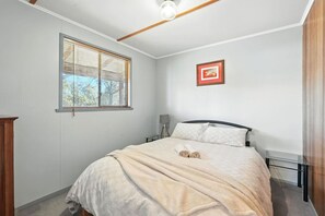 3 quartos, escrivaninha, ferros/tábuas de passar roupa, berço de viagem