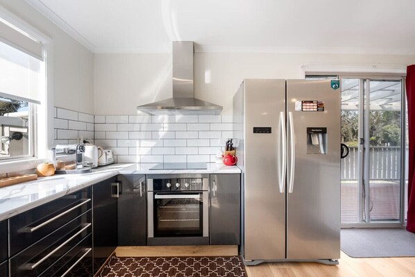 Réfrigérateur, four à micro-ondes, un four, surface de cuisson