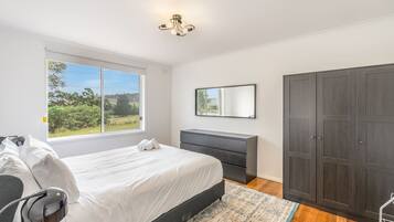 3 bedrooms, iron/ironing board, bed sheets