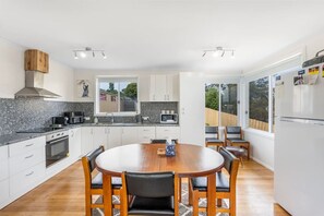 Fridge, microwave, oven, stovetop - Modern Coastal Escape in Triabunna (Triabunna)