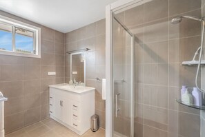 Hair dryer - Modern Coastal Escape in Triabunna (Triabunna)