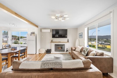 Modern Coastal Escape in Triabunna